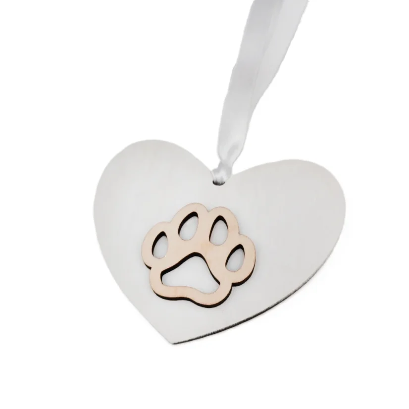 Drevená biela ozdoba v tvare srdca s prírodným dreveným výrezom labky, stuha v bielej farbe.