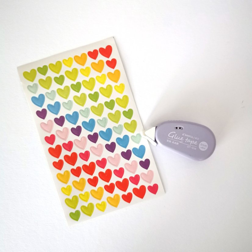 Príslušenstvo k drevenému albumu - obojstranná lepiaca páska na fotky a nálepky srdiečok.