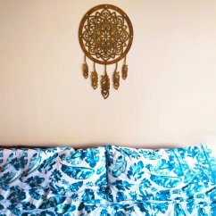 Drevený lapač snov dekorácia - ukážka na stene v spálni.