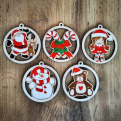Vianočná sada drevených ozdôb na stromček, ktorá obsahuje 5 kusov v tvare kruhu na ktorých je Santa claus, vianočné cukrovinky, dievčatko s mikulášskou čiapkou, snehuliak, vianočný medvedík. Vianočná sada drevených ozdôb na stromček, ktorá obsahuje 5 kusov v tvare kruhu na ktorých je Santa claus, vianočné cukrovinky, dievčatko s mikulášskou čiapkou, snehuliak, vianočný medvedík.
