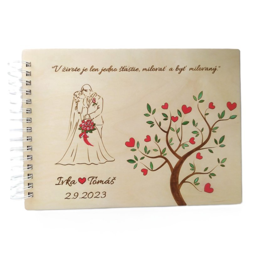 Drevený svadobný album s gravírovaným a ručne maľovaným stromom, citátom, nevestou a ženíchom s ich menami a dátumom svadby.