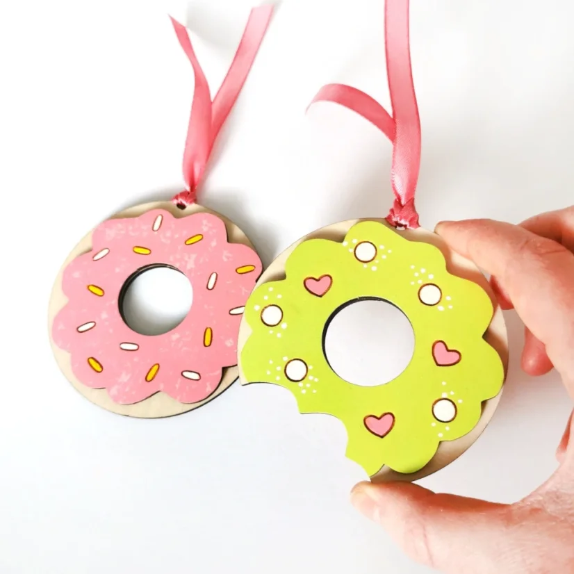 Drevené ozdoby na stromček - donuty s ružovou a pistáciovou polevou a farebnou posýpkou.