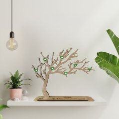 Drevený strom v podstave z bukového materiálu - ukážka na poličke v interiéri.