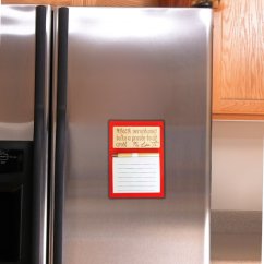 Červená magnetická tabuľka na chladničku s malým poznámkovým blokom, ceruzkou a drevenou tabuľkou s vtipným textom.