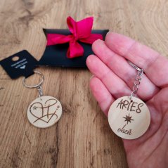 Obojstranná drevená kľúčenka so znamením zverokruhu, s darčekovým balením
