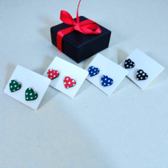 Napichovacie srdiečkové náušnice s bodkami v darčekovom balení - ukážka farieb zelené, červené, modré, čierne