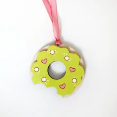 Drevená ozdoba na stromček - donut s pistáciovou polevou a farebnou posýpkou. Drevená ozdoba na stromček - donut s pistáciovou polevou a farebnou posýpkou.