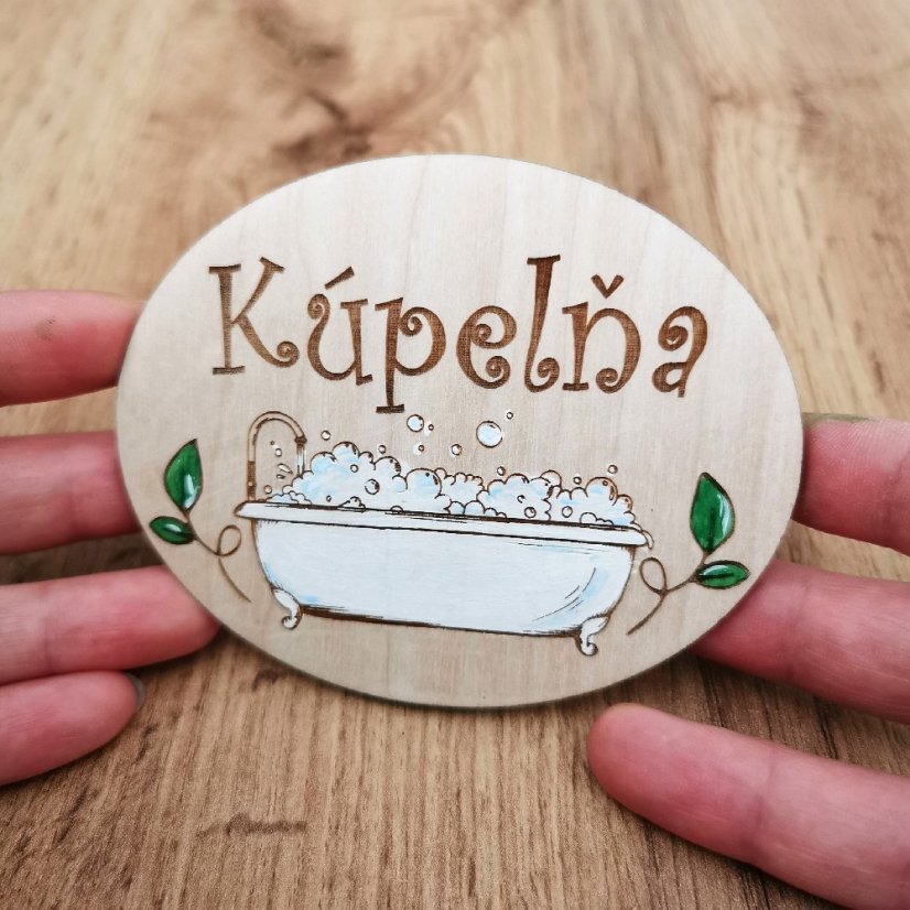 Drevená tabuľka na dvere s nápisom "Kúpeľňa", s gravírovanou a ručne maľovanou vaňou s penou - ukážka oválneho tvaru.