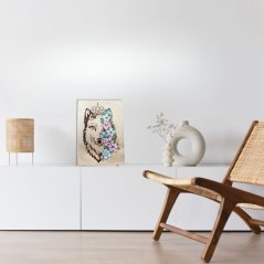 Drevený gravírovaný obraz vlka s ručne maľovanými kvetmi - ukážka v interiéri na stene. Drevený gravírovaný obraz vlka s ručne maľovanými kvetmi - ukážka v interiéri na stene.