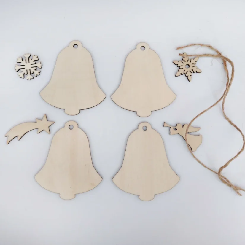 Rozložené drevené výrezy potrebné na výrobu štyroch kusov vlastných ozdôb.