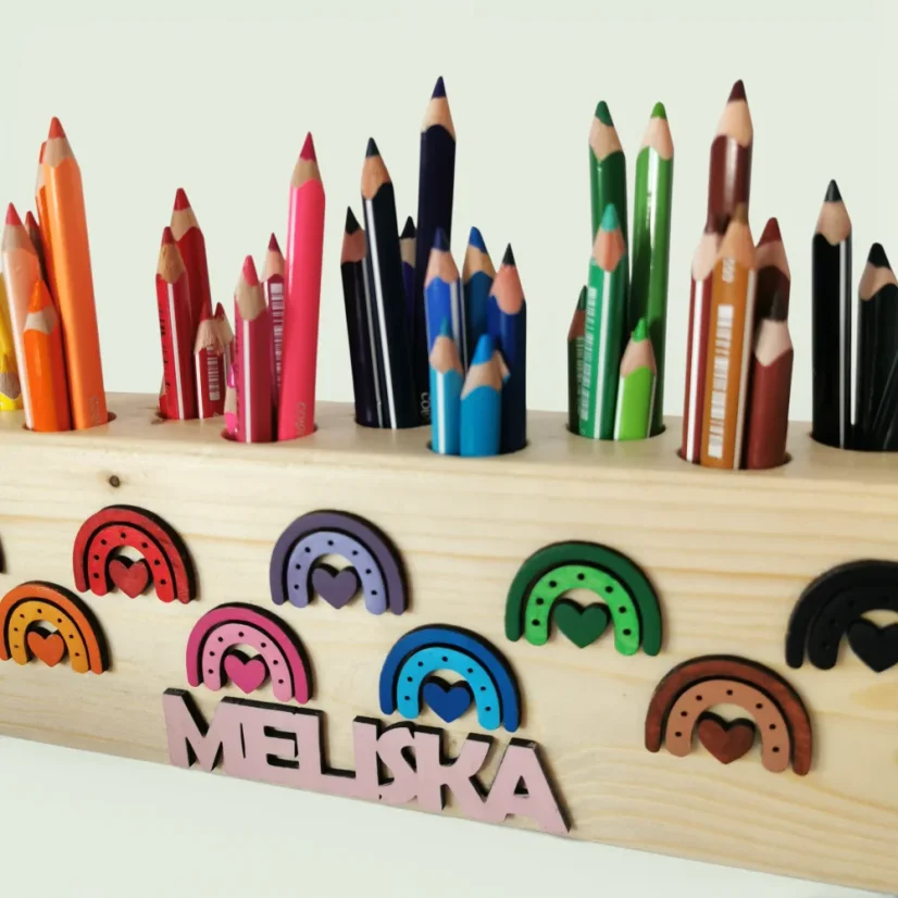 Drevený masívny pastelkovník s menom a roztriedenými pastelkami.