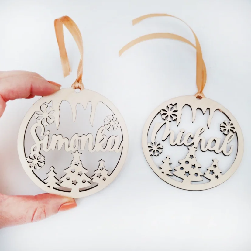 Drevené vianočné ozdoby s menom a so stuhou vo farbe poľa výberu.