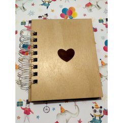 Predná strana minimalistického dreveného albumu - gravírované srdiečko.