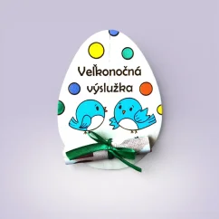 Drevené farebne maľované vajíčko - guličky, modré vtáčiky a gravírovaný text "Veľkonočná výslužka", s farebnou stuhou na pripevnenie výslužky.