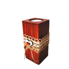 Drevený svietnik v rustikálnom štýle, ručne maľovaný s hnedou lazúrou, zdobený pletenou jutovou stuhou po obvode a dreveným srdiečkom v strede.