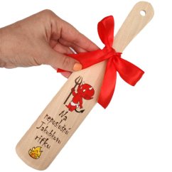 Drevená mikulášska varecha s maľovaným milým čertíkom a textom: "Na neposlušnú meno riťku", previazaná výraznou červenou stuhou na mašličku.