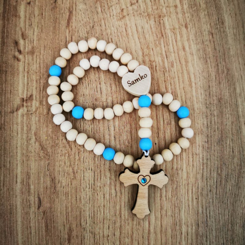 Drevený ružeRuženec s menom z bukových korálkov a krížiku, modré desiatky z akrylu, v strede krížiku vložený kamienok vo farbe desiatkov.