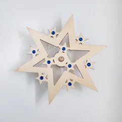 Vianočná drevená svietiaca hviezda na stromček s modrými kamienkami.