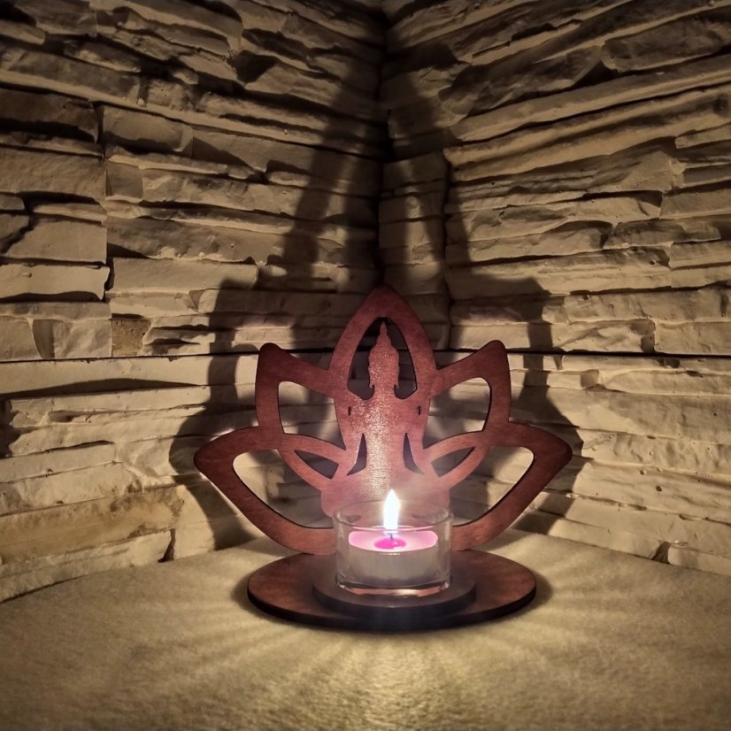 Drevený svietnik - ukážka so sviečkou.