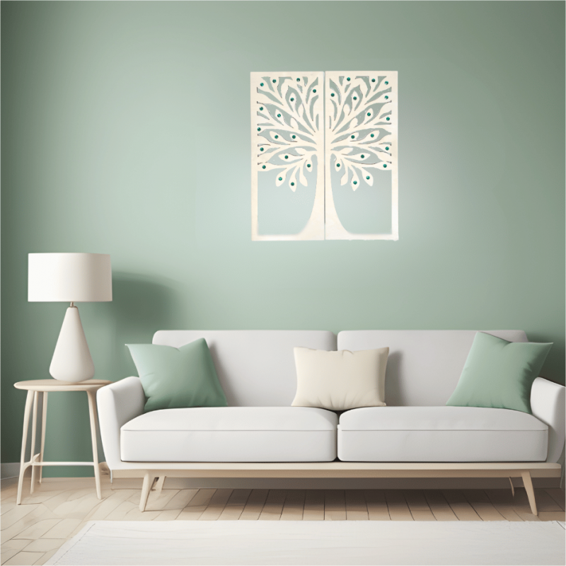 Drevený strom života na stenu so smaragdovo zelenými kamienkami - ukážka na stene.