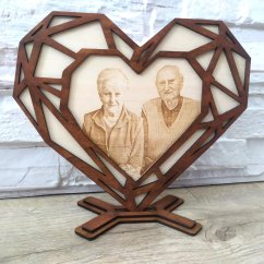 Drevená gravírovaná fotka v podstave, v tvare srdca s geometrickým ručne maľovaným hnedým orámovaním. Drevená gravírovaná fotka v podstave, v tvare srdca s geometrickým ručne maľovaným hnedým orámovaním.