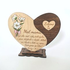 Drevené srdce v podstave, dekorované z časti hnedým HDF materiálom, maľovanou kyticou kvetov a gravírovaným vlastným textom a venovaním.