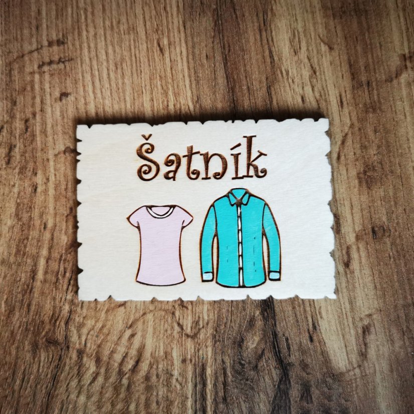 Drevená tabuľka na dvere s nápisom "Šatník", s gravírovaným a ručne maľovaným tričkom a košeľou.