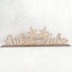 Drevená menovka novomanželov na svadobný stôl