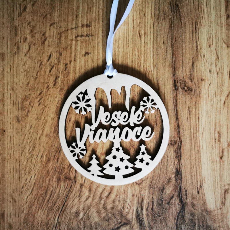 Drevená ozdoba na stromček s nápisom Veselé Vianoce, so stuhou vo farbe podľa želania.