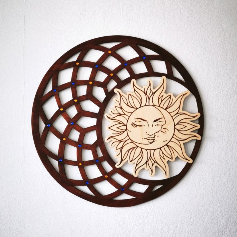 Drevená mandala na stenu s gravírovaným slnkom a mesiacom, ručne maľovaná tmavohnedou lazúrou.