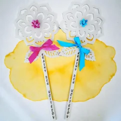 Drevené kvety s ružovými a tyrkysovými doplnkami, gravírovaný text: "Krásny deň učiteľov" - predná strana.