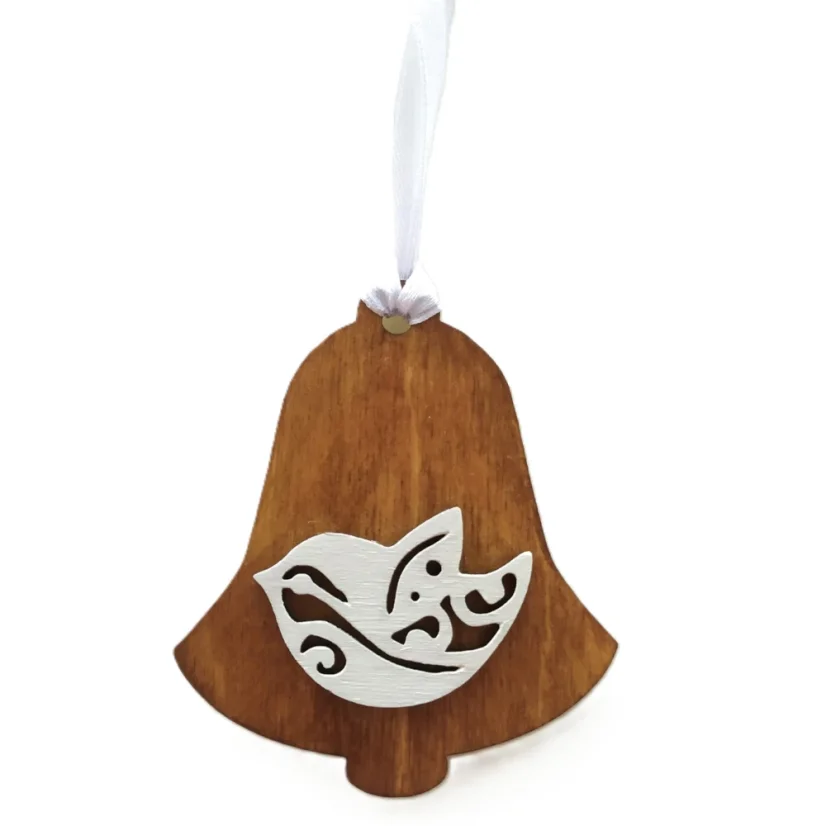 Hnedá drevená ozdoba v tvare zvončeka s bielym výrezom vtáčika a s bielou stuhou.