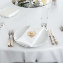 Drevené menovky na stôl v tvare srdca