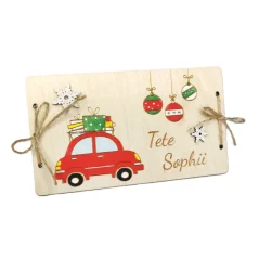 Drevená obálka na peniaze s vlastným gravírovaným venovaním a ručne maľovanými vianočnými ozdobami, autíčkom naloženým darčekmi a snehovými vločkami - zabezpečené jutovou šnúrkou na oboch bokoch.