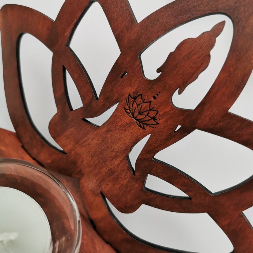 Detail dreveného svietnika v tvare lotosového kvetu so sediacou ženou.