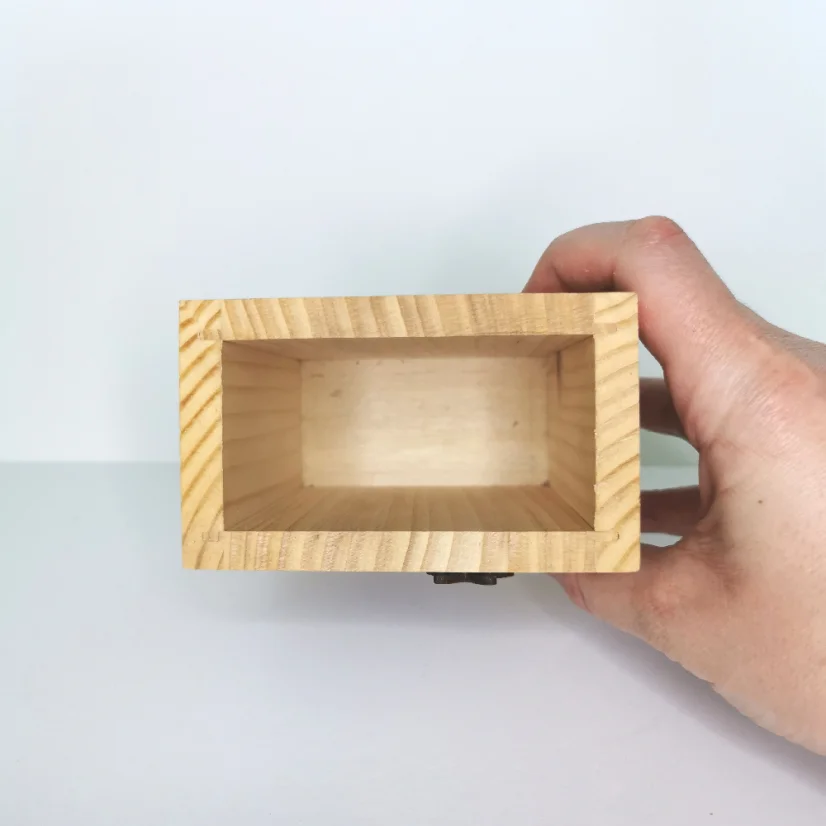 Drevený stojan na pastelky s menom - motív Zajačik