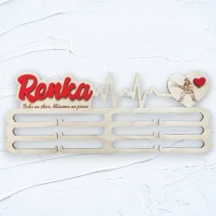 Drevený vešiak na medaile s farebným menom, obľúbeným mottom a obrázkom v téme.