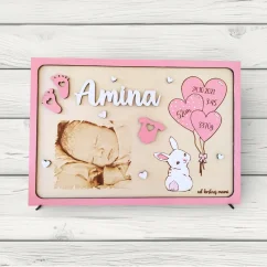 Drevená maľovaná tabuľka s gravírovanou fotkou a údajmi o bábätku vo farbe ružová, biela.
