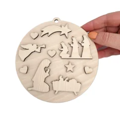 Drevené výrezy potrebné na výrobu veľkej vianočnej ozdoby spolu s textovým výrezom. Drevené výrezy potrebné na výrobu veľkej vianočnej ozdoby spolu s textovým výrezom.