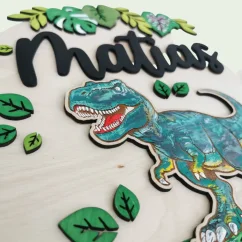 Detská maľovaná menovka s dinosaurom T-rexom.