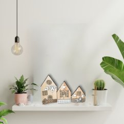 Set drevených masívnych domčekov s výrezmi - ukážka na poličke v interiéri.