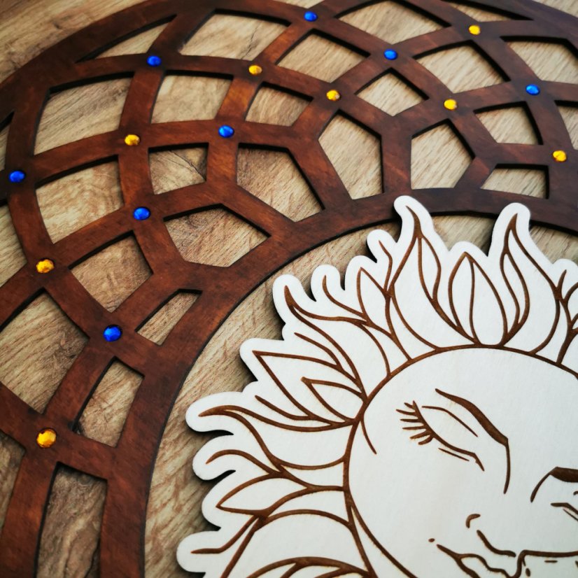 Detail drevenej mandaly.