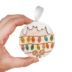 Drevená ozdoba na stromček s gravírovanými a ručne maľovanými tradičnými farebnými svetielkami s nápisom Veselé Vianoce. Drevená ozdoba na stromček s gravírovanými a ručne maľovanými tradičnými farebnými svetielkami s nápisom Veselé Vianoce.