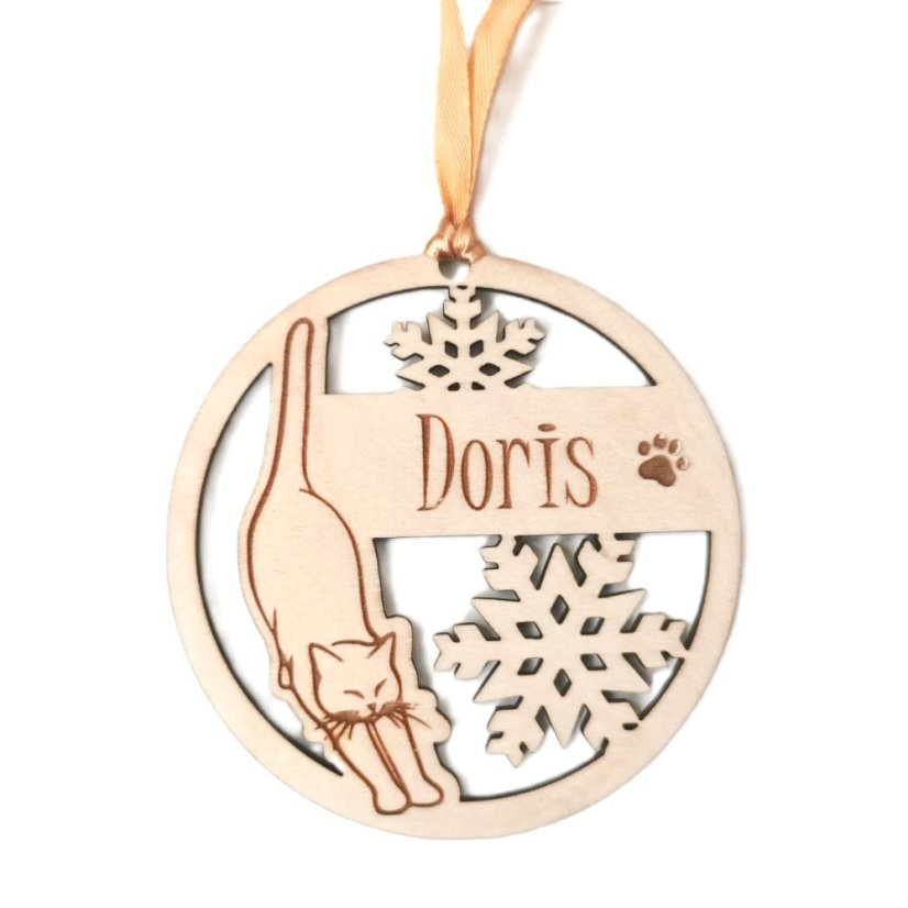 Drevená ozdoba na stromček s vyrezávanými vločkami, gravírovanou mačkou a jej menom.