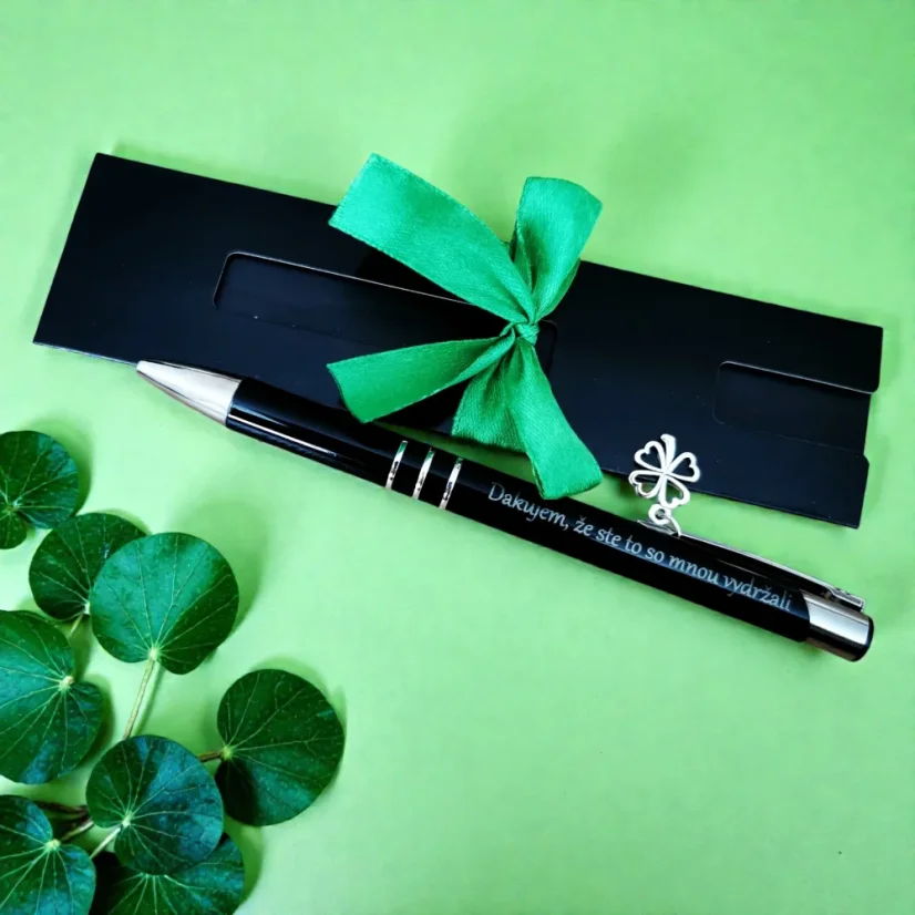 Čierne pero v darčekovom balení s textom "Ďakujem, že ste to so mnou vydržali".