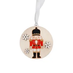 Drevená ozdoba s gravírovaným ručne maľovaným luskáčikom v červenej uniforme. Drevená ozdoba s gravírovaným ručne maľovaným luskáčikom v červenej uniforme.