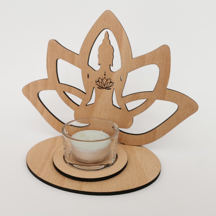 Drevený svietnik v tvare lotosového kvetu so sediacou ženou z bukového materiálu, prírodný odtieň.