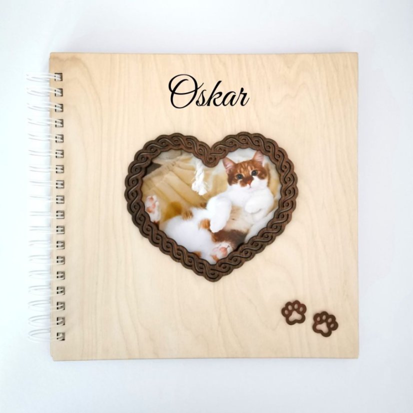 Drevený personalizovaný album s veľkým výrezom v tvare srdca s hnedým orámovaním, nad srdcom je gravírované meno alebo venovanie.