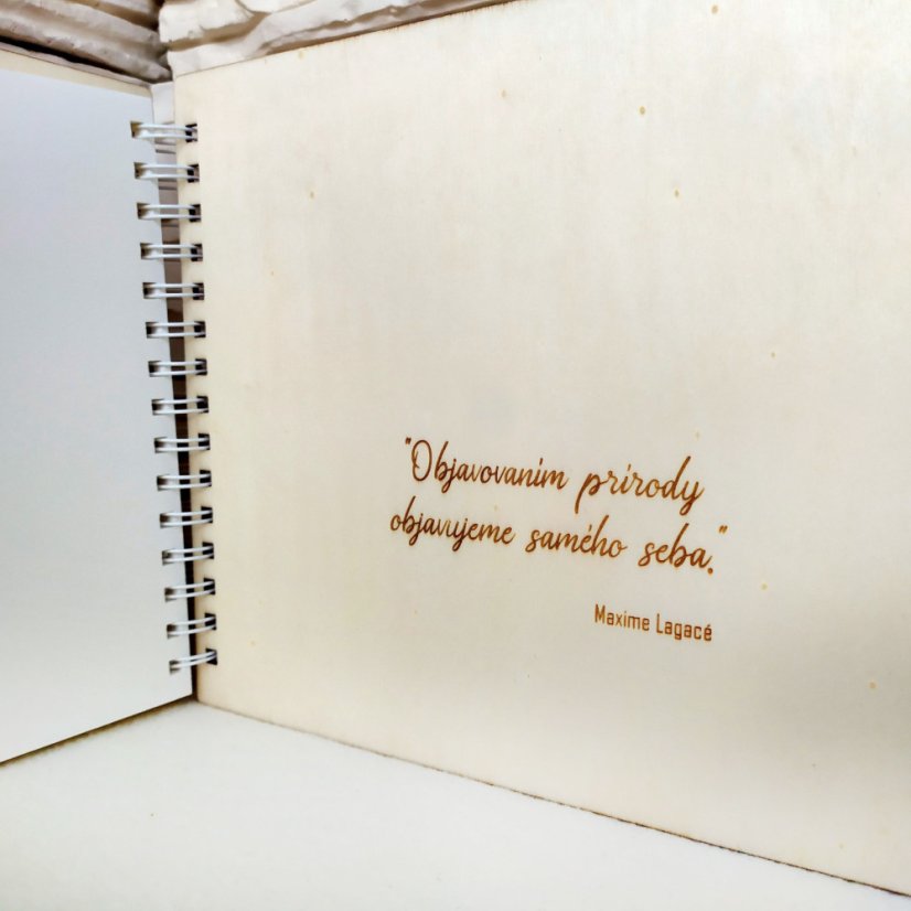 Vnútorná zadná strana s citátom "Objavovaním prírody objavujeme samého seba."