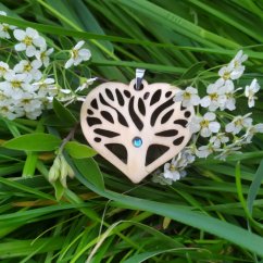 Drevený prívesok Strom v srdci s kamienkom